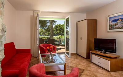 Matilde Beach Resort 200.6: Mobilia, Proprietà, Divano, Tavolo, Comfort, Legna, Interior Design, Soggiorno, Pavimentazione, Pianta