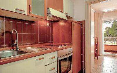 Matilde Beach Resort 200.1: Controsoffitto, Cabinetry, Lavandino Della Cucina, Rubinetto, Lavello, Idraulico Fixture, Cucina Stufa, Cucina, Elettrodomestico Da Cucina, Legna