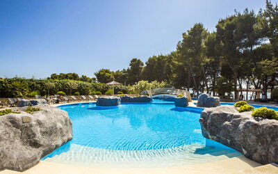 Vodice 200: Acqua, Cielo, Risorse Idriche, Piscina, Albero, Paesaggio Naturale, Pianta, Corpo D'Acqua, Erba, Aqua