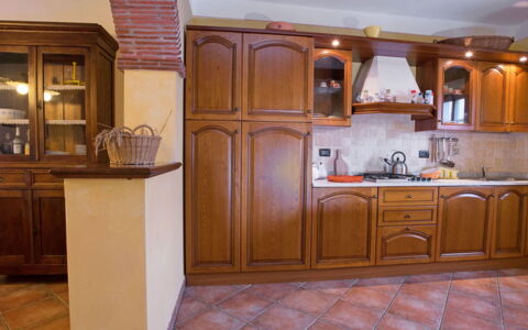 La Fenice: Camera, Cabinetry, Proprietà, Controsoffitto, Cucina, Mobilia, Costruzione, Casa, Interior Design, Pavimento