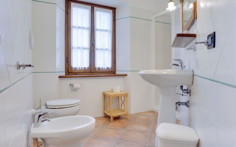 La Fenice: Bagno, Proprietà, Camera, Interior Design, Idraulico Fixture, Piastrella, Pavimento, Parete, Costruzione, Architettura