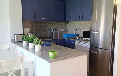 Michele: Cabinetry, Controsoffitto, Mobilia, Lavandino Della Cucina, Lavello, Tavolo, Pianta, Costruzione, Sedia, Cucina Stufa