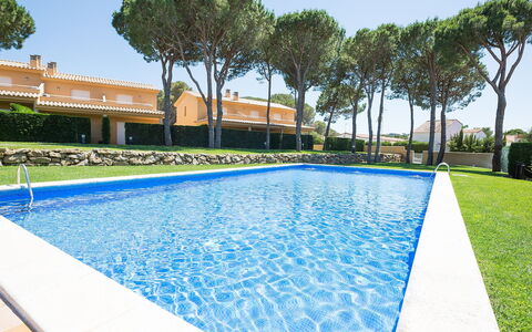 Michele: Acqua, Pianta, Cielo, Proprietà, Piscina, Albero, Azzurro, Shade, Costruzione, Rettangolo