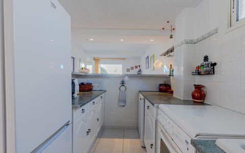 Nautica: Cabinetry, Controsoffitto, Mobilia, Cucina, Lavello, Interior Design, Costruzione, Pavimentazione, Cassetto, Pavimento