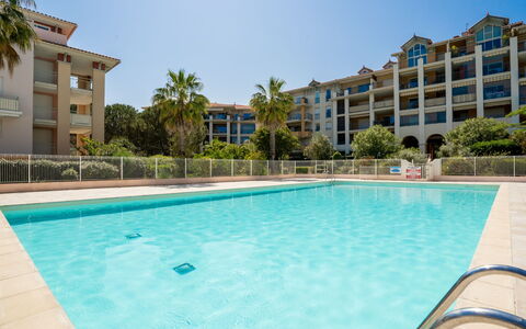 Saint Aygulf 140: Acqua, Cielo, Costruzione, Pianta, Giorno, Proprietà, Piscina, Azzurro, Albero, Architettura