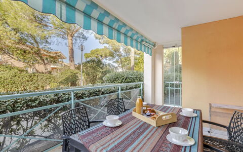 Saint Aygulf 215: Tavolo, Proprietà, Mobilia, Sedia, Portico, Legna, Shade, Interior Design, Tavola, Mobili Da Esterno