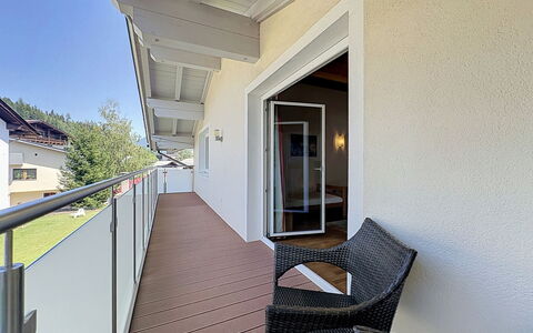 Linnehan: Soffitto, Interior Design, Pavimento, Pavimentazione, Corrimano, Balcone, Pavimento In Legno, Latifoglie, Color Legno, Sedia