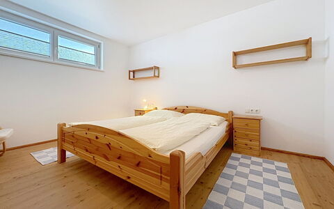 Linnehan: Letto, Camera Da Letto, Interior Design, Pavimento, Bedding, Legna, Pavimentazione, Lenzuolo, Camera, Soffitto