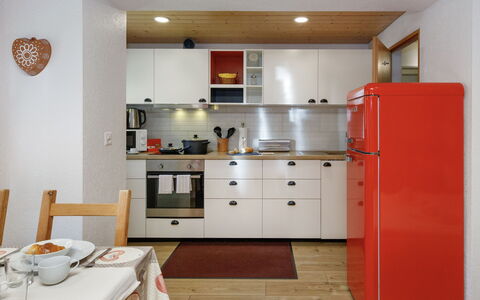Chalet Almisräba: Elettrodomestico Da Cucina, Cucina, Controsoffitto, Cabinetry, Apparecchio Major, Mobilia, Interior Design, Pavimentazione, Legna, Elettrodomestico