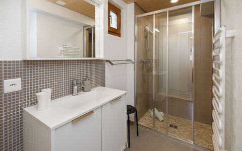 Chalet Almisräba: Bagno, Pavimentazione, Parete, Idraulico Fixture, Interior Design, Lavandino Del Bagno, Pavimento, Legna, Mobiletto Del Bagno, Specchio