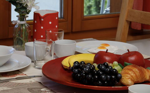 Chalet Almisräba: Tavola, Serveware, Mobilia, Dishware, Tavolo, Frutta, Cibo, Bicchieri, Piatto, Tovaglia