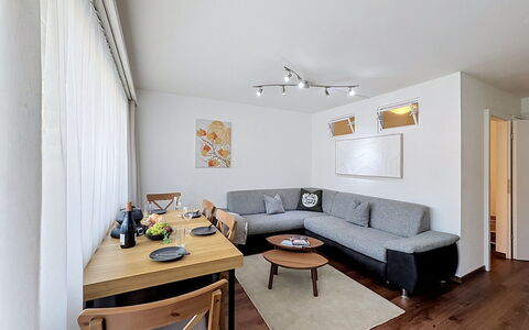 Viktoria a: Mobilia, Interior Design, Pavimentazione, Divano, Pavimento, Parete, Camera, Legna, Soffitto, Soggiorno