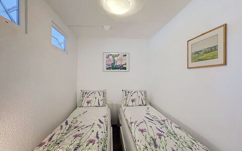 Viktoria a: Parete, Pavimento, Pavimentazione, Interior Design, Soffitto, Camera, Appartamento, Camera Da Letto, Letto, Cuscino