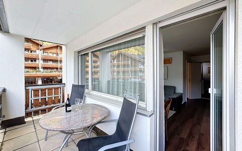 Viktoria a: Legna, Appartamento, Interior Design, Pavimento, Soffitto, Condominio, Camera, Bicchiere, Balcone, Latifoglie