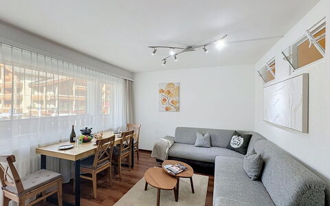Viktoria a: Mobilia, Interior Design, Divano, Pavimentazione, Parete, Pavimento, Legna, Soffitto, Camera, Soggiorno