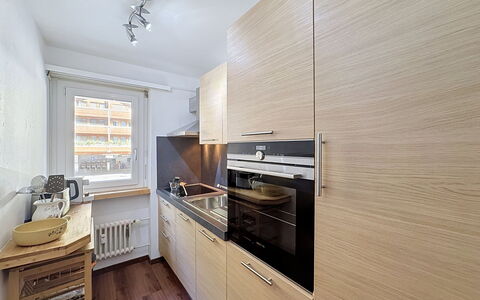 Viktoria a: Elettrodomestico Da Cucina, Cucina, Controsoffitto, Apparecchio Major, Cabinetry, Legna, Pavimentazione, Interior Design, Elettrodomestico, Pavimento