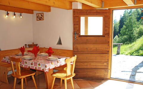 Rustico Pamela: Mobilia, Proprietà, Pianta, Tavolo, Finestra, Legna, Costruzione, Sedia, Albero, Interior Design