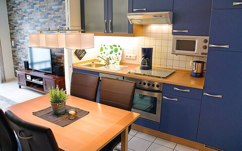 Norddeich 495: Cabinetry, Tavolo, Controsoffitto, Mobilia, Cucina Stufa, Cucina, Elettrodomestico Da Cucina, Stufa A Gas, Interior Design, Pavimentazione
