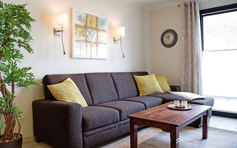 Norddeich 495: Mobilia, Proprietà, Pianta, Divano, Cornice, Finestra, Legna, Rettangolo, Interior Design, Pavimentazione