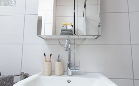 Butzel: Specchio, Rubinetto, Lavello, Proprietà, Idraulico Fixture, Lavandino Del Bagno, Bagno, Interior Design, Pavimento