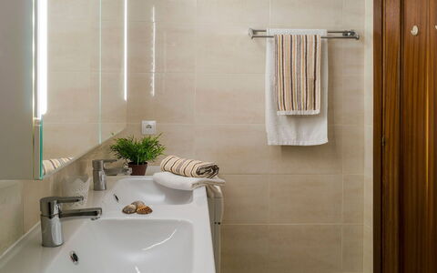 Puerto Paraíso: Idraulico Fixture, Rubinetto, Lavello, Lavandino Del Bagno, Bagno, Pianta, Costruzione, Rettangolo, Interior Design