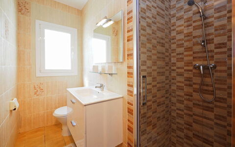 Alberes: Idraulico Fixture, Lavello, Proprietà, Rubinetto, Soffione Doccia, Bagno, Legna, Doccia, Interior Design