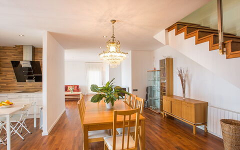 Amalia: Tavolo, Mobilia, Proprietà, Sedia, Legna, Divano, Illuminazione, Interior Design, Pavimentazione, Cucina & Sala Da Pranzo Tavolo
