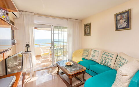 Front Beach: Proprietà, Mobilia, Divano, Tavolo, Azzurro, Soggiorno, Comfort, Interior Design, Pavimento, Divano Letto