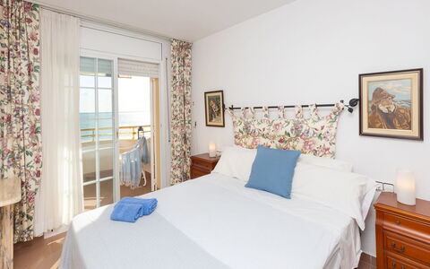 Front Beach: Mobilia, Proprietà, Azzurro, Comfort, Cornice, Legna, Illuminazione, Interior Design, Cabinetry