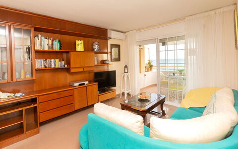Front Beach: Cabinetry, Proprietà, Controsoffitto, Mobilia, Tavolo, Cassetto, Mensola, Comfort, Interior Design, Cassettiera