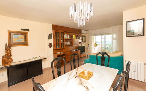 Front Beach: Cornice, Tavolo, Mobilia, Proprietà, Legna, Sedia, Cabinetry, Architettura, Interior Design, Cucina