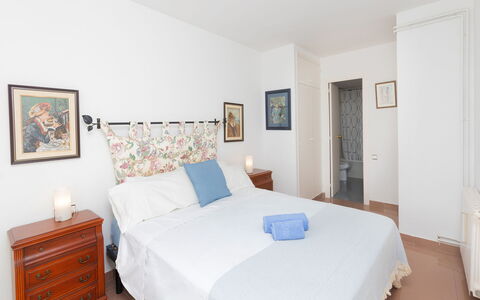Front Beach: Mobilia, Cornice, Proprietà, Comfort, Azzurro, Legna, Interior Design, Cuscino, Pavimento