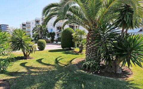 Sicilia: Cielo, Nube, Acqua, Costruzione, Pianta, Azzurro, Albero, Piscina, Condominio, Shade