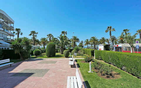 Sicilia: Cielo, Nube, Acqua, Costruzione, Pianta, Azzurro, Albero, Piscina, Condominio, Shade