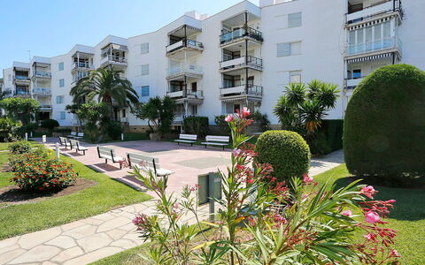 Sicilia: Cielo, Nube, Acqua, Costruzione, Pianta, Azzurro, Albero, Piscina, Condominio, Shade