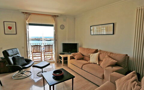 Cambrils Port: Proprietà, Divano, Mobilia, Tavolo, Legna, Interior Design, Soggiorno, Pavimento, Comfort, Pavimentazione