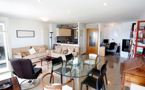 Cambrils Port: Tavolo, Mobilia, Divano, Cornice, Proprietà, Sedia, Legna, Interior Design, Pavimentazione, Pavimento