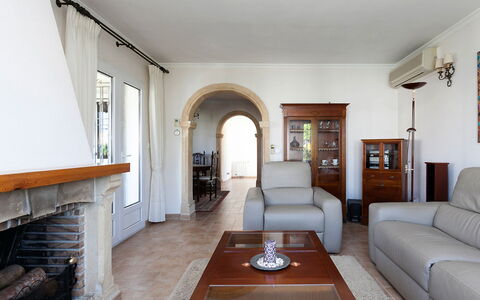 Tulipanes: Divano, Cornice, Mobilia, Proprietà, Legna, Tavolo, Soggiorno, Interior Design, Illuminazione, Pavimentazione