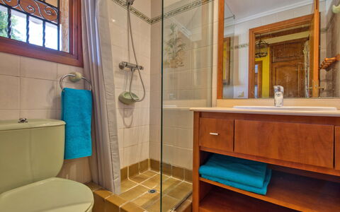 El Arenal: Specchio, Rubinetto, Idraulico Fixture, Proprietà, Soffione Doccia, Finestra, Lavello, Mobiletto Del Bagno, Cabinetry, Bagno
