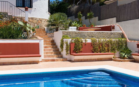 Tana: Acqua, Pianta, Proprietà, Piscina, Luce, Azzurro, Verde, Blu, Rettangolo, Tempo Libero