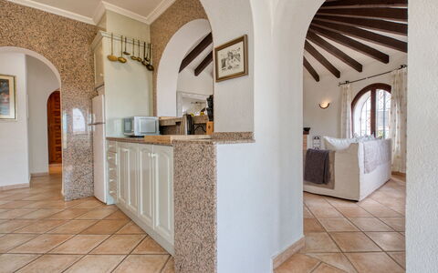 Tana: Controsoffitto, Pianta Della Casa, Cabinetry, Legna, Sala, Pavimento, Pavimentazione, Cucina, Brick