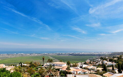 Villa Jilian: Nube, Cielo, Pianta, Albero, Acqua, Corpo D'Acqua, Urban Design, Quartiere, Zona Residenziale, Orizzonte