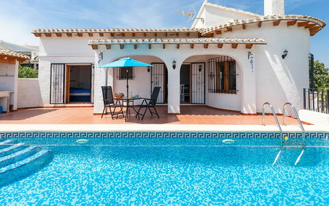Villa Jilian: Cielo, Acqua, Pianta, Costruzione, Nube, Piscina, Finestra, Azzurro, Shade, Sedia
