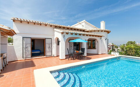 Villa Jilian: Cielo, Acqua, Nube, Costruzione, Proprietà, Piscina, Azzurro, Sedia, Shade, Finestra