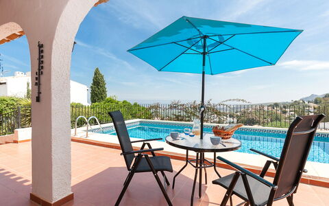 Villa Jilian: Acqua, Cielo, Tavolo, Mobilia, Proprietà, Nube, Costruzione, Azzurro, Shade, Sedia
