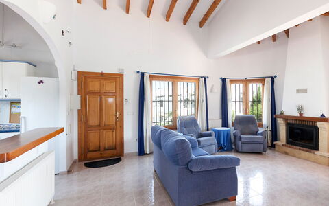 Villa Jilian: Mobilia, Proprietà, Azzurro, Legna, Cabinetry, Porta, Costruzione, Comfort, Interior Design, Sala