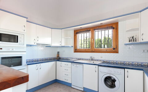 Villa Jilian: Controsoffitto, Cabinetry, Proprietà, Lavello, Rubinetto, Lavandino Della Cucina, Cucina, Cucina Stufa, Elettrodomestico Da Cucina, Finestra