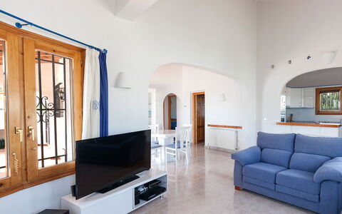 Villa Jilian: Divano, Proprietà, Mobilia, Cornice, Azzurro, Comfort, Interior Design, Soggiorno, Legna, Pavimentazione