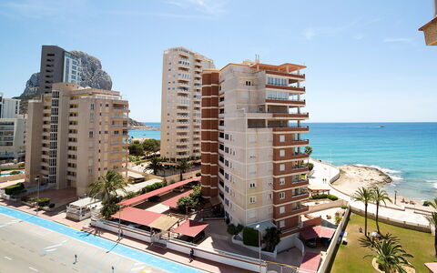 Calpe Calp 342: Cielo, Costruzione, Acqua, Pianta, Giorno, Nube, Palazzone, Albero, Piscina, Urban Design
