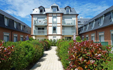 Villa Morny: Cielo, Pianta, Nube, Finestra, Costruzione, Botanica, Vegetazione, Casa, Arbusto, Zona Residenziale